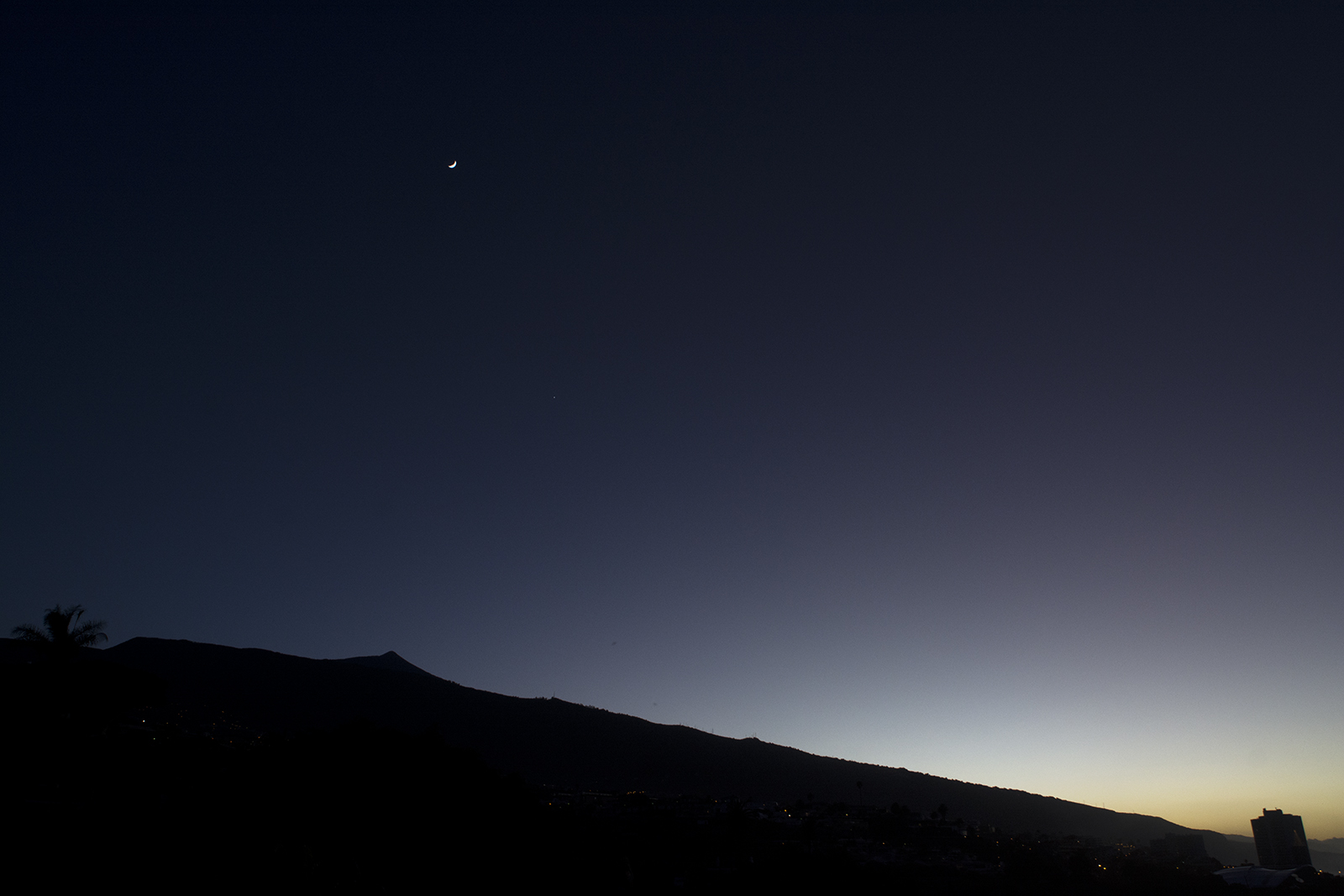 Maan over El Teide